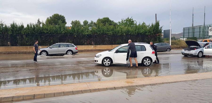 La localidad del Altiplano recoge la mayor cantidad de agua de este domingo en la Región, con más de 20 litros por metro cuadrado y registra decenas de incidencias por inundaciones de vías, bajos y garajes