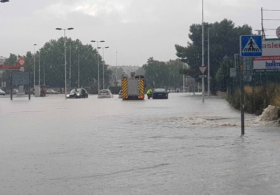 La localidad del Altiplano recoge la mayor cantidad de agua de este domingo en la Región, con más de 20 litros por metro cuadrado y registra decenas de incidencias por inundaciones de vías, bajos y garajes