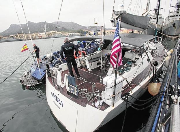 Un agente del SVA, en la popa del velero capturado.