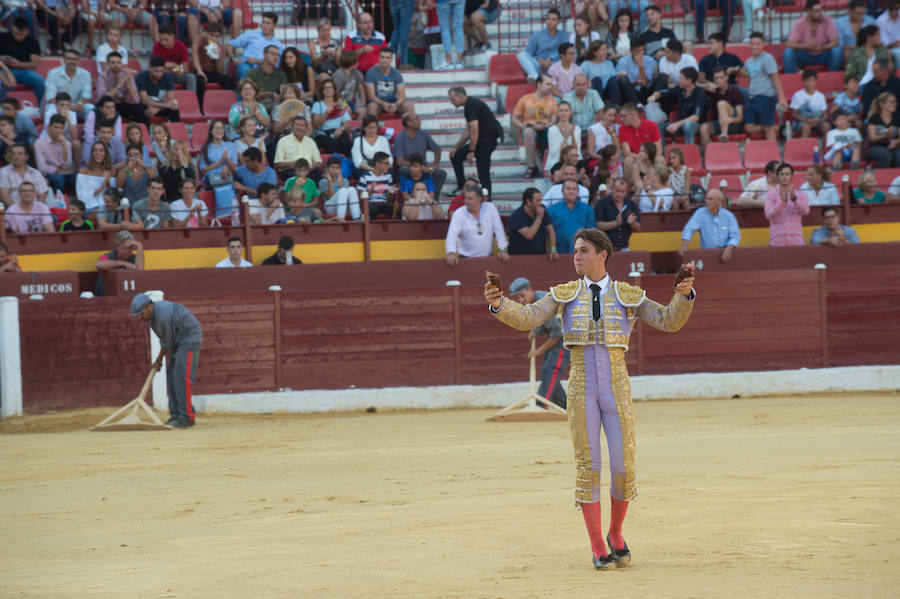 La Feria Taurina de Murcia arrancó el sábado con una clase práctica en la que participaron alumnos de las escuelas de tauromaquia