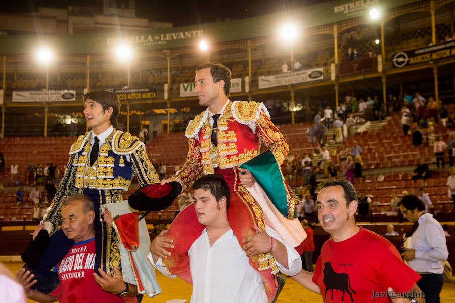 El torero murciano y el diestro francés cortan dos orejas cada uno y salen a hombros de La Condomina tras lidiar una buena corrida de Parladé