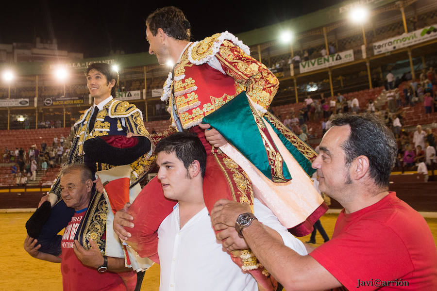 El torero murciano y el diestro francés cortan dos orejas cada uno y salen a hombros de La Condomina tras lidiar una buena corrida de Parladé