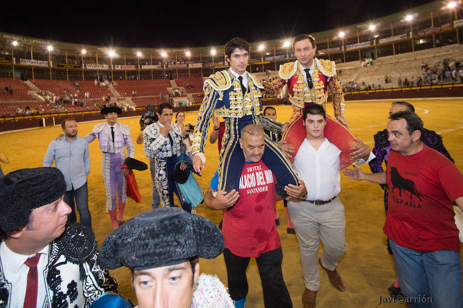 El torero murciano y el diestro francés cortan dos orejas cada uno y salen a hombros de La Condomina tras lidiar una buena corrida de Parladé