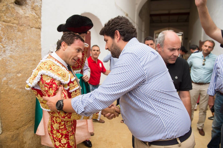 El torero murciano y el diestro francés cortan dos orejas cada uno y salen a hombros de La Condomina tras lidiar una buena corrida de Parladé