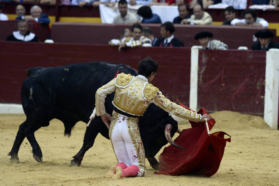 El lorquino triunfa cortando cuatro orejas y sale a hombros con El Juli, mientras que Manzanares se va de vacío en la Feria Taurina de Murcia