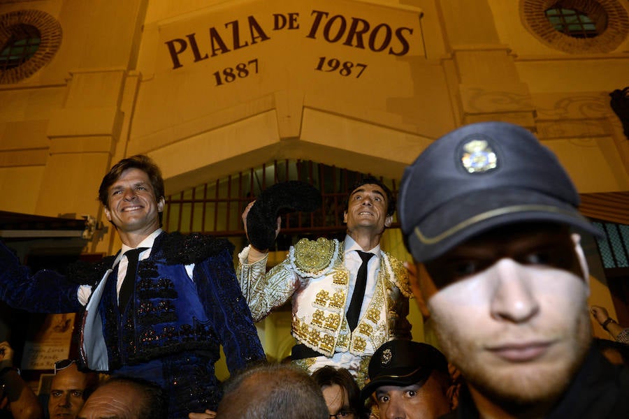 El lorquino triunfa cortando cuatro orejas y sale a hombros con El Juli, mientras que Manzanares se va de vacío en la Feria Taurina de Murcia