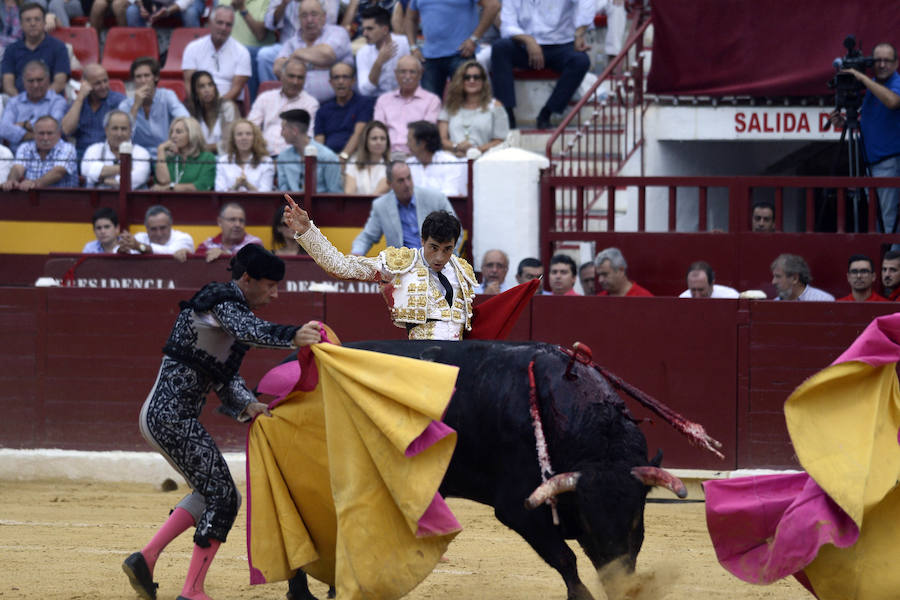 El lorquino triunfa cortando cuatro orejas y sale a hombros con El Juli, mientras que Manzanares se va de vacío en la Feria Taurina de Murcia