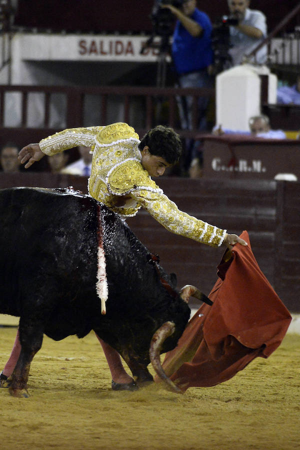 El lorquino triunfa cortando cuatro orejas y sale a hombros con El Juli, mientras que Manzanares se va de vacío en la Feria Taurina de Murcia