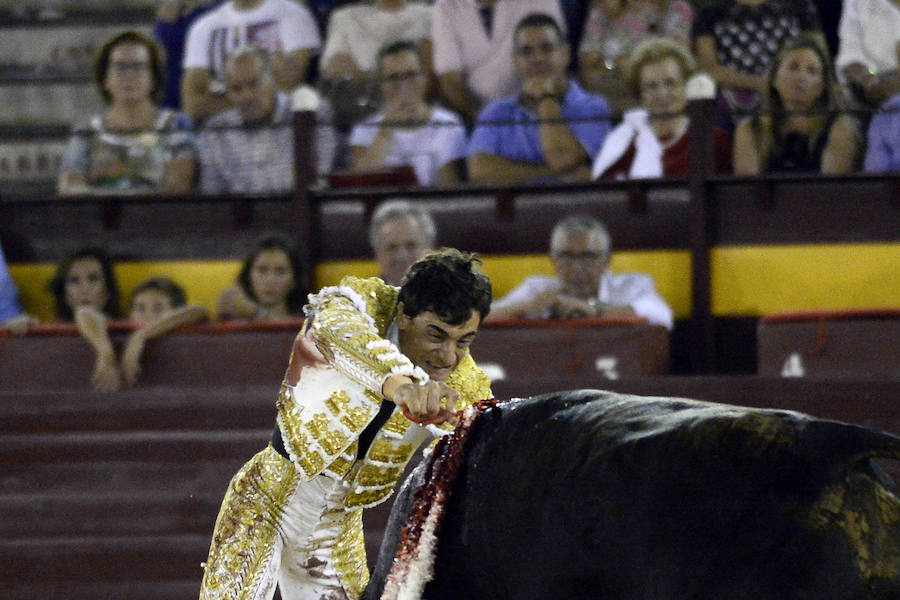 El lorquino triunfa cortando cuatro orejas y sale a hombros con El Juli, mientras que Manzanares se va de vacío en la Feria Taurina de Murcia