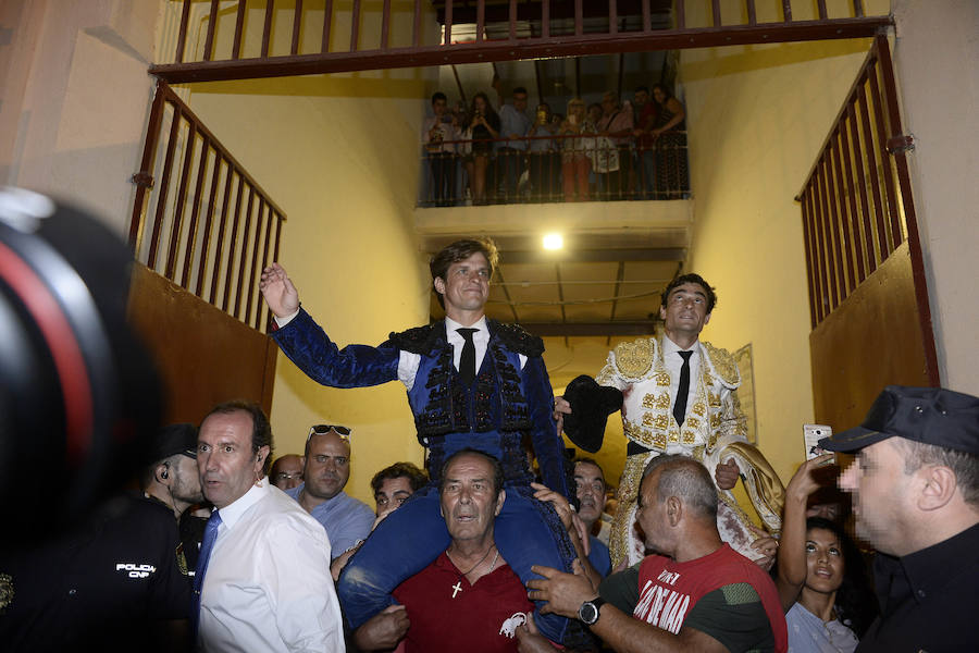 El lorquino triunfa cortando cuatro orejas y sale a hombros con El Juli, mientras que Manzanares se va de vacío en la Feria Taurina de Murcia