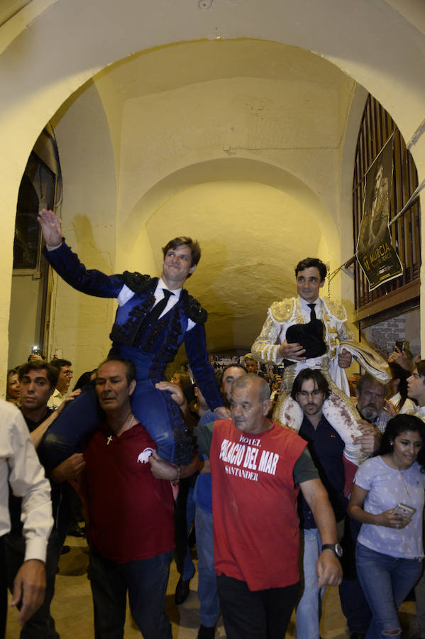 El lorquino triunfa cortando cuatro orejas y sale a hombros con El Juli, mientras que Manzanares se va de vacío en la Feria Taurina de Murcia