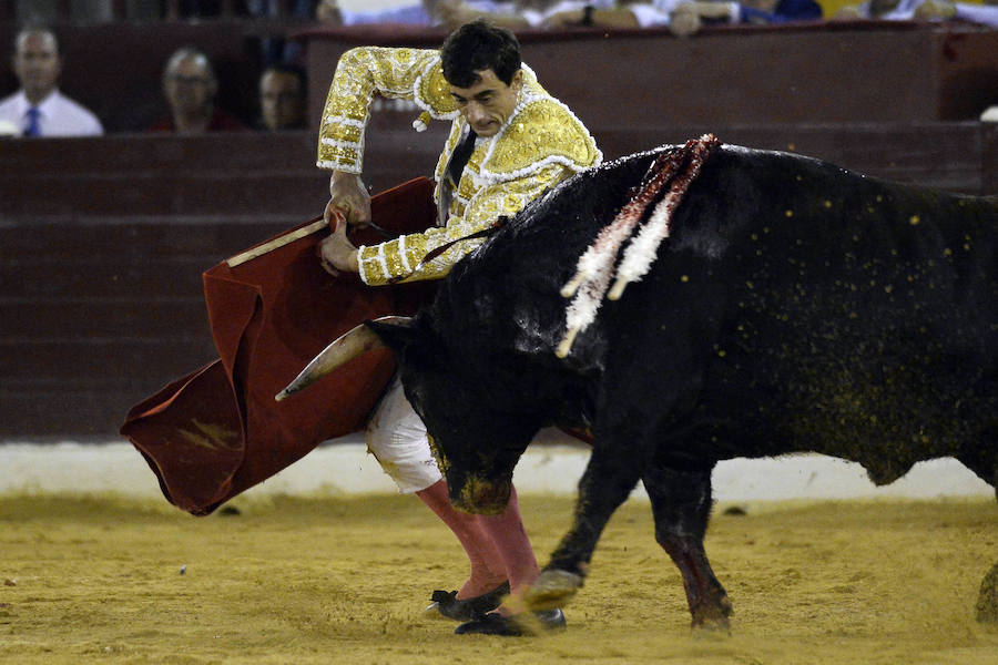 El lorquino triunfa cortando cuatro orejas y sale a hombros con El Juli, mientras que Manzanares se va de vacío en la Feria Taurina de Murcia