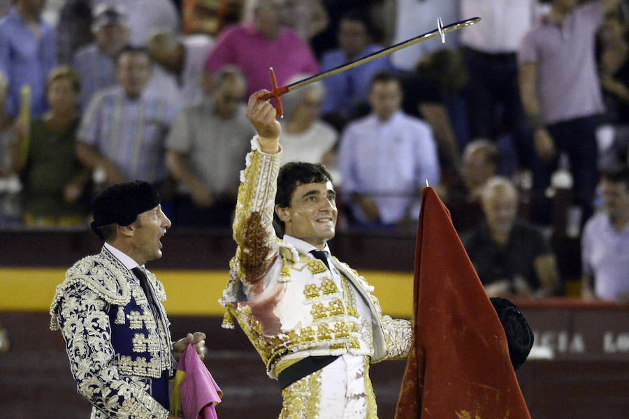 El lorquino triunfa cortando cuatro orejas y sale a hombros con El Juli, mientras que Manzanares se va de vacío en la Feria Taurina de Murcia