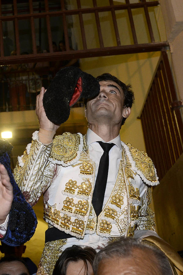 El lorquino triunfa cortando cuatro orejas y sale a hombros con El Juli, mientras que Manzanares se va de vacío en la Feria Taurina de Murcia