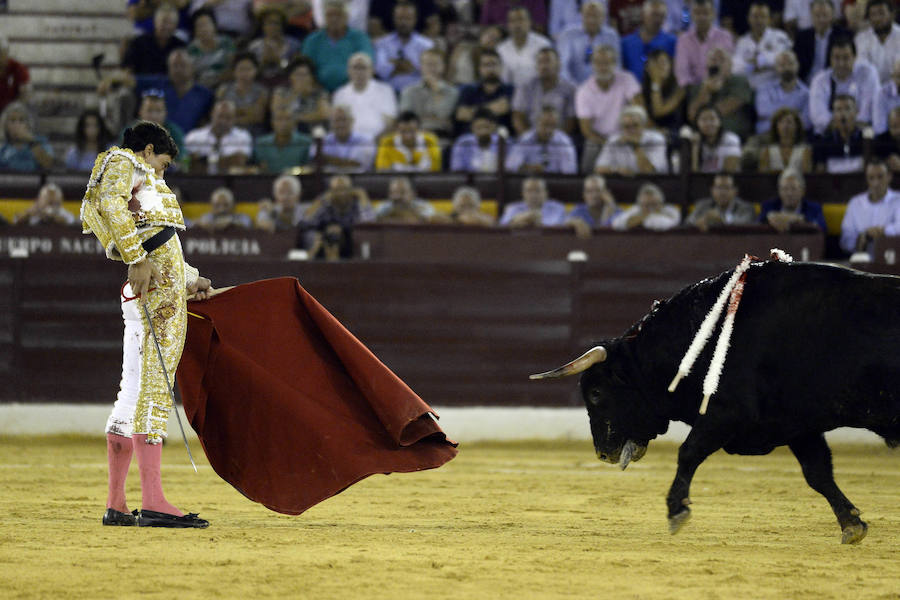 El lorquino triunfa cortando cuatro orejas y sale a hombros con El Juli, mientras que Manzanares se va de vacío en la Feria Taurina de Murcia
