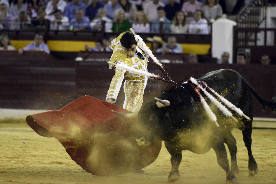 El lorquino triunfa cortando cuatro orejas y sale a hombros con El Juli, mientras que Manzanares se va de vacío en la Feria Taurina de Murcia