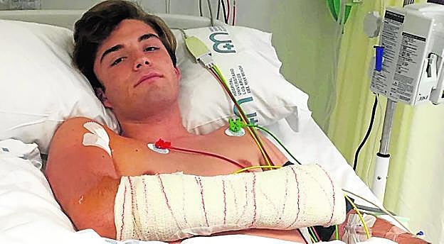 El joven Víctor Acebo, ayer, tras la operación. 