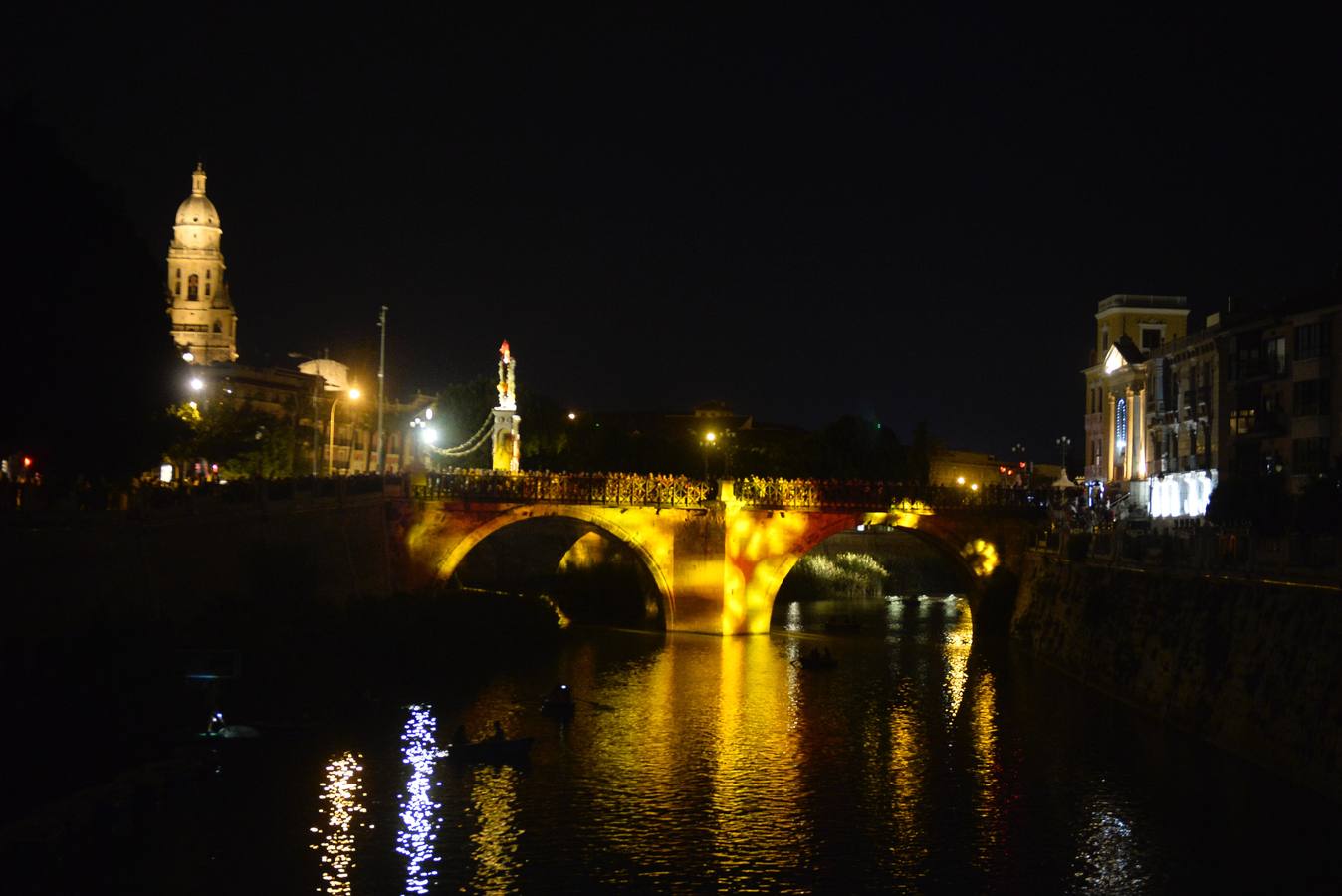 El Puente Viejo se convirtió la noche del lunes en el escenario de un espectáculo de luz, música y palabras para conmemorar el 300 aniversario del inicio de su construcción, que tuvo lugar el 10 de septiembre de 1718