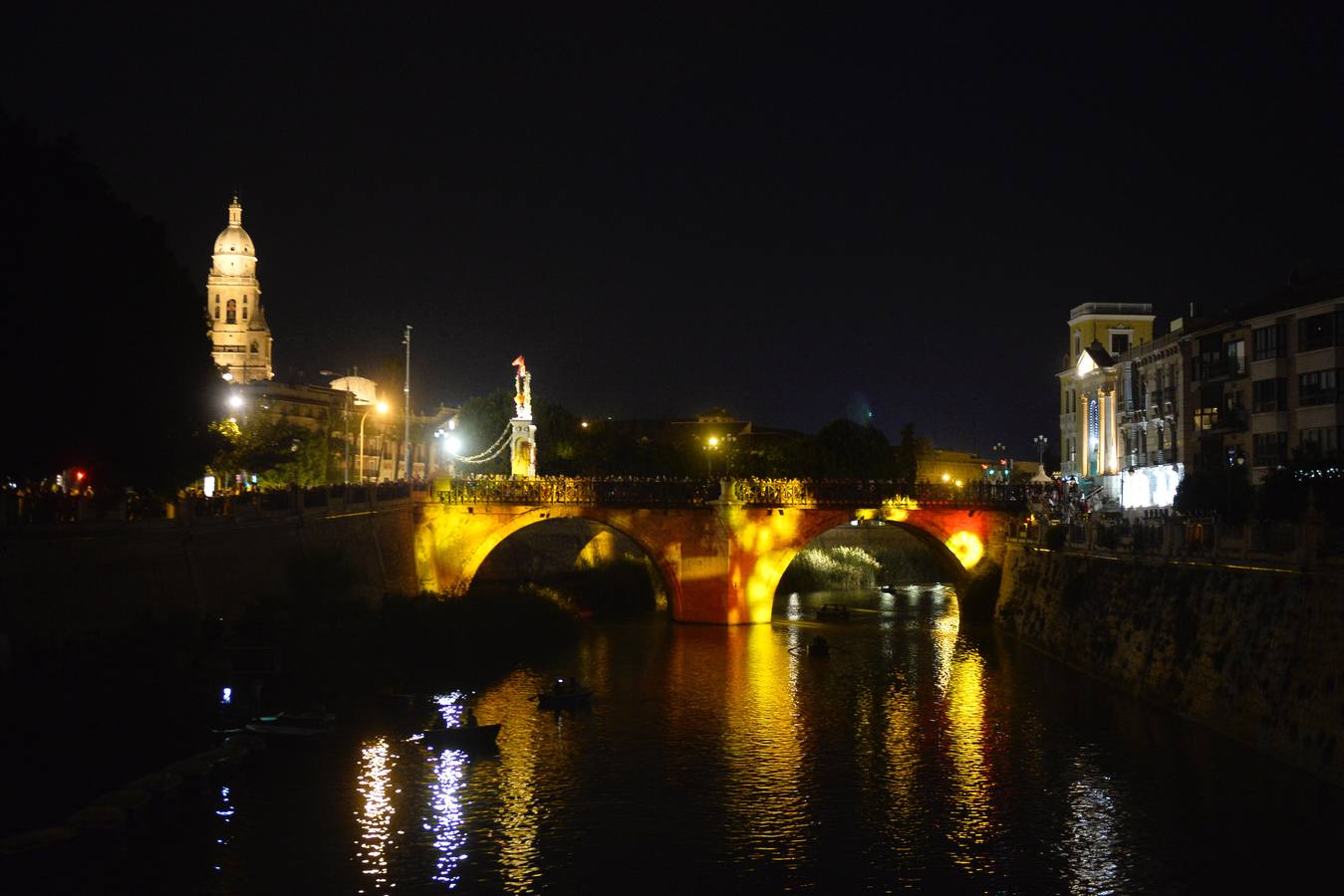 El Puente Viejo se convirtió la noche del lunes en el escenario de un espectáculo de luz, música y palabras para conmemorar el 300 aniversario del inicio de su construcción, que tuvo lugar el 10 de septiembre de 1718