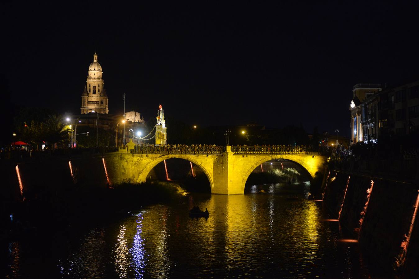 El Puente Viejo se convirtió la noche del lunes en el escenario de un espectáculo de luz, música y palabras para conmemorar el 300 aniversario del inicio de su construcción, que tuvo lugar el 10 de septiembre de 1718