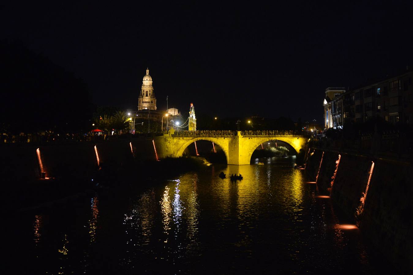 El Puente Viejo se convirtió la noche del lunes en el escenario de un espectáculo de luz, música y palabras para conmemorar el 300 aniversario del inicio de su construcción, que tuvo lugar el 10 de septiembre de 1718