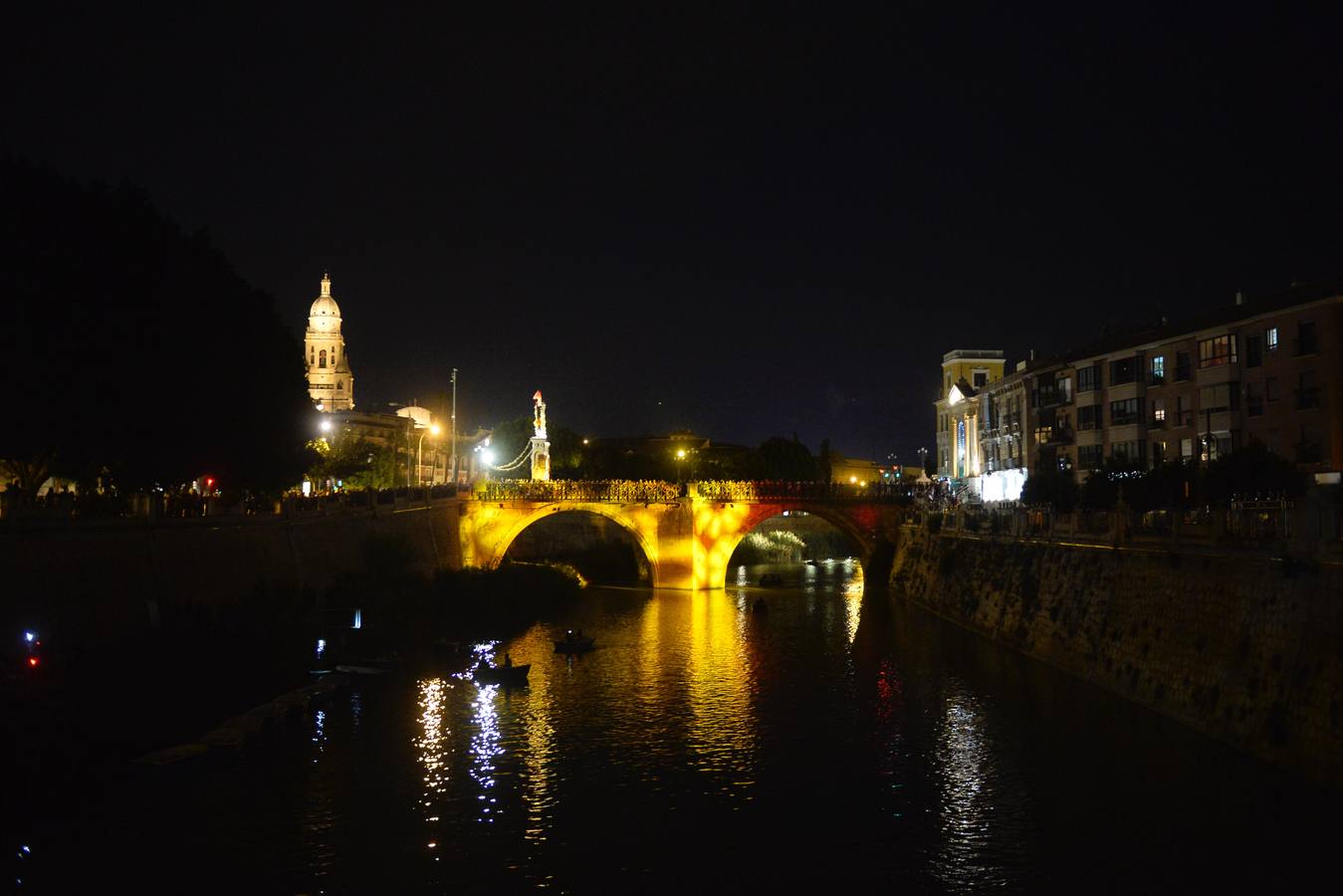 El Puente Viejo se convirtió la noche del lunes en el escenario de un espectáculo de luz, música y palabras para conmemorar el 300 aniversario del inicio de su construcción, que tuvo lugar el 10 de septiembre de 1718
