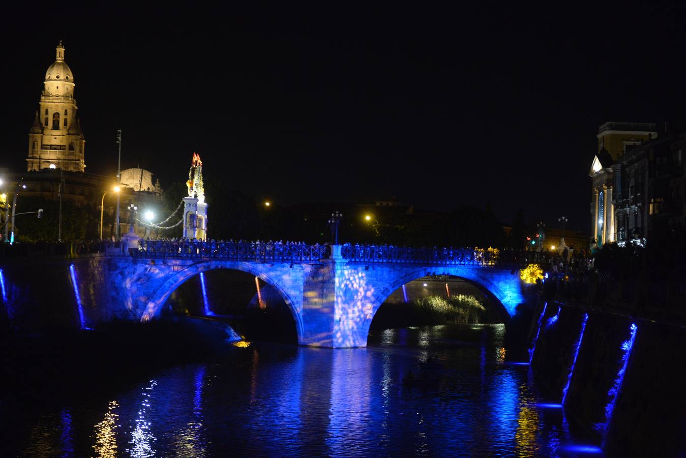 El Puente Viejo se convirtió la noche del lunes en el escenario de un espectáculo de luz, música y palabras para conmemorar el 300 aniversario del inicio de su construcción, que tuvo lugar el 10 de septiembre de 1718
