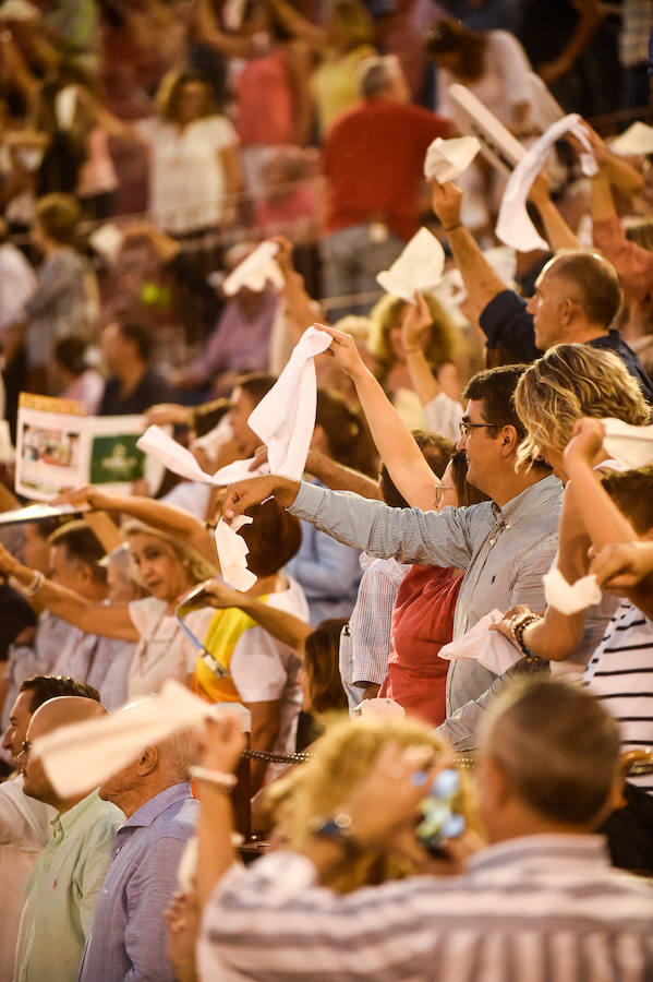 Muchos esperaron a última hora para ver si la lluvia respetaba la celebración del fesjo. El público transmitió su cariño a Rafaelillo en su vuelta a La Condomina