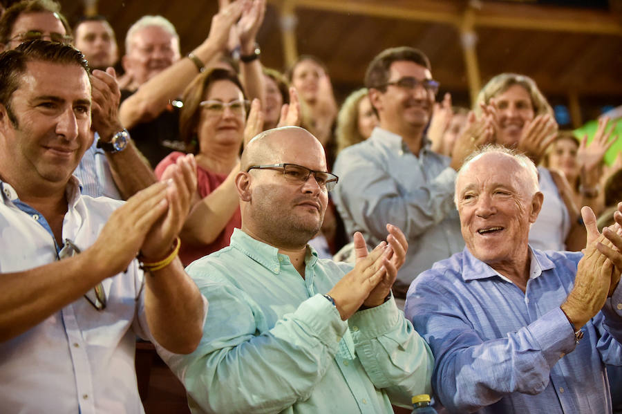 Muchos esperaron a última hora para ver si la lluvia respetaba la celebración del fesjo. El público transmitió su cariño a Rafaelillo en su vuelta a La Condomina