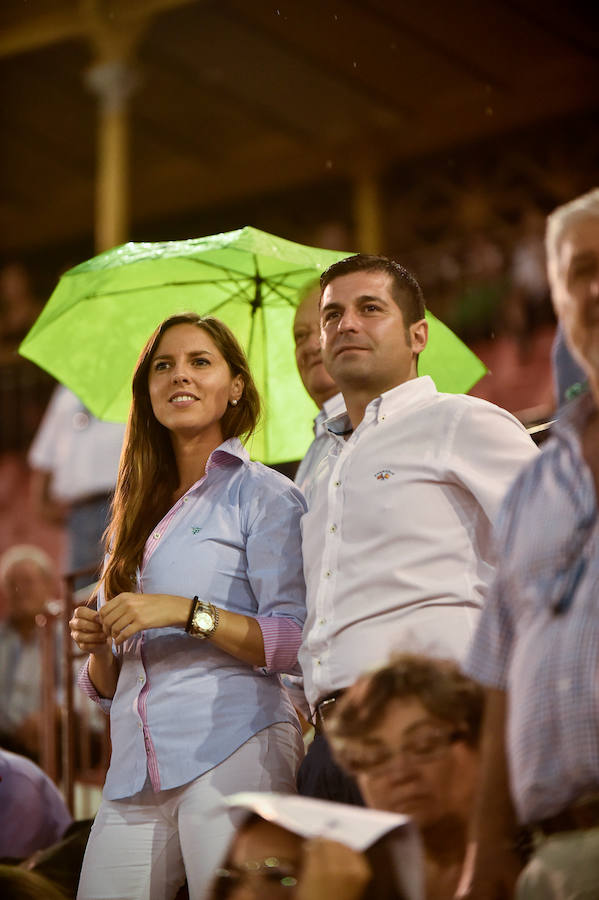 Muchos esperaron a última hora para ver si la lluvia respetaba la celebración del fesjo. El público transmitió su cariño a Rafaelillo en su vuelta a La Condomina