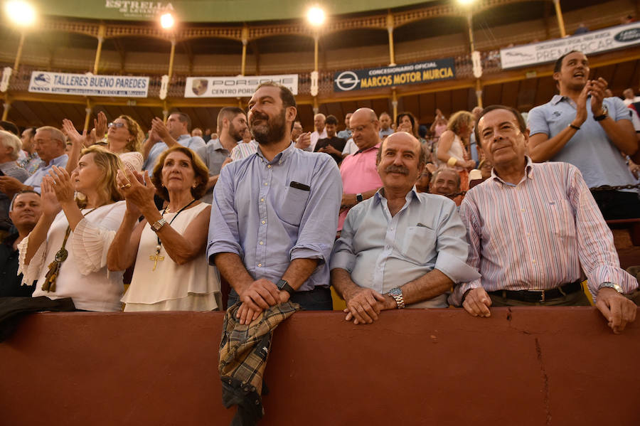 Muchos esperaron a última hora para ver si la lluvia respetaba la celebración del fesjo. El público transmitió su cariño a Rafaelillo en su vuelta a La Condomina