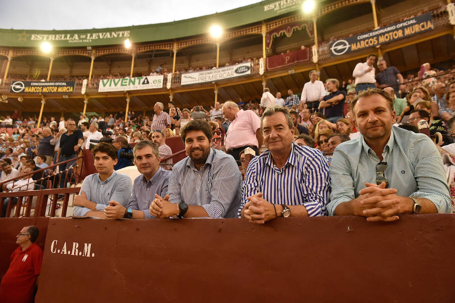 Muchos esperaron a última hora para ver si la lluvia respetaba la celebración del fesjo. El público transmitió su cariño a Rafaelillo en su vuelta a La Condomina