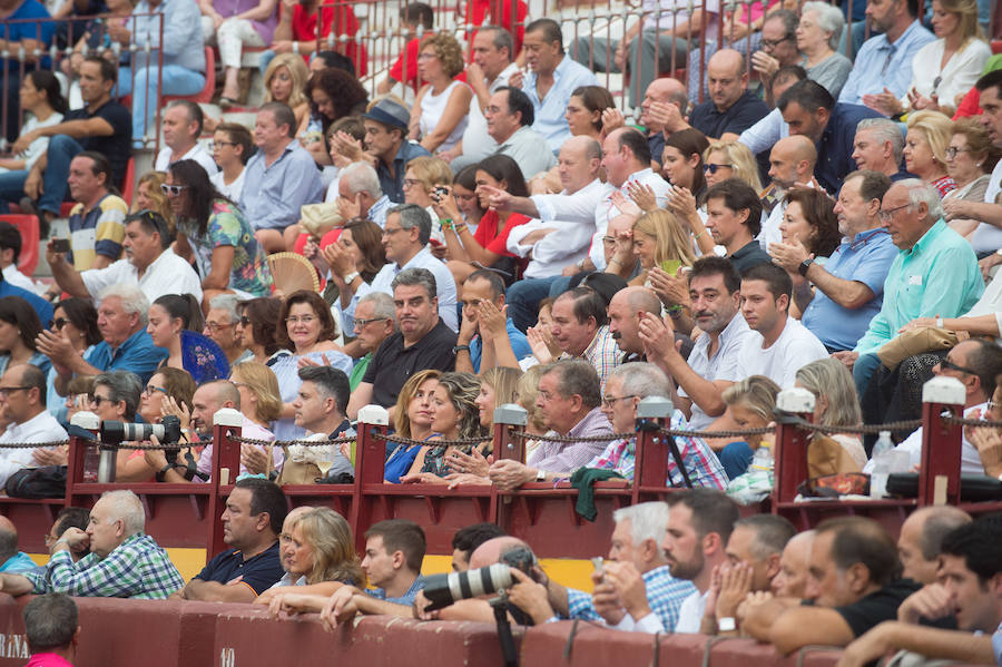 Muchos esperaron a última hora para ver si la lluvia respetaba la celebración del fesjo. El público transmitió su cariño a Rafaelillo en su vuelta a La Condomina