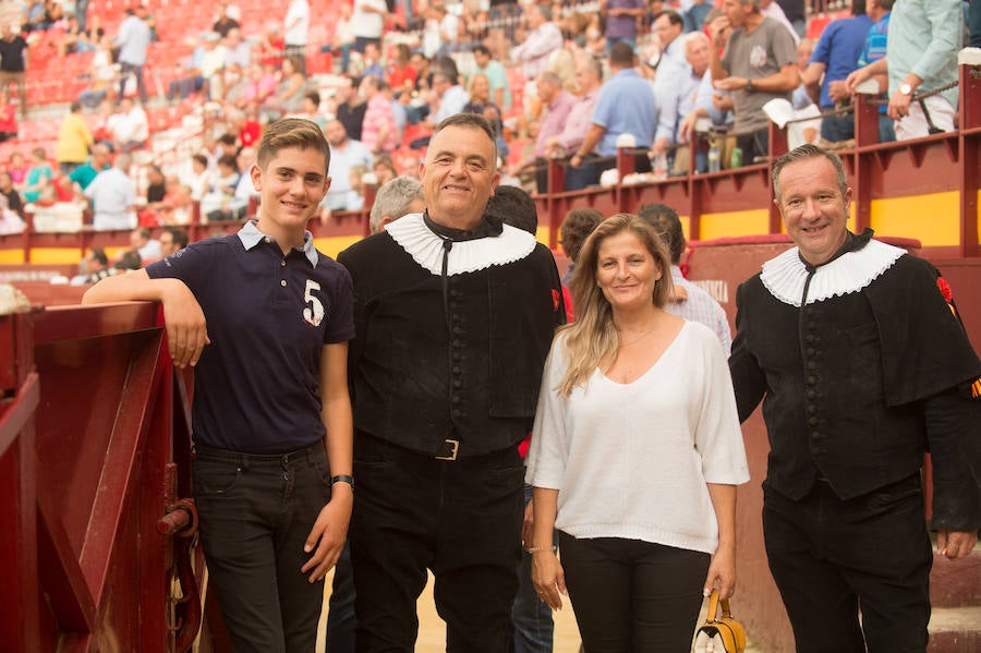 Muchos esperaron a última hora para ver si la lluvia respetaba la celebración del fesjo. El público transmitió su cariño a Rafaelillo en su vuelta a La Condomina