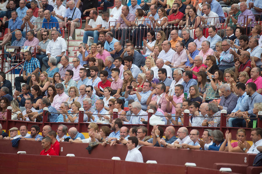 Muchos esperaron a última hora para ver si la lluvia respetaba la celebración del fesjo. El público transmitió su cariño a Rafaelillo en su vuelta a La Condomina