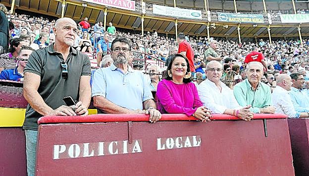 La edil Lola Sánchez, en el burladero de la Policía Local, con José María Caballero y el jefe Mainar (d). 