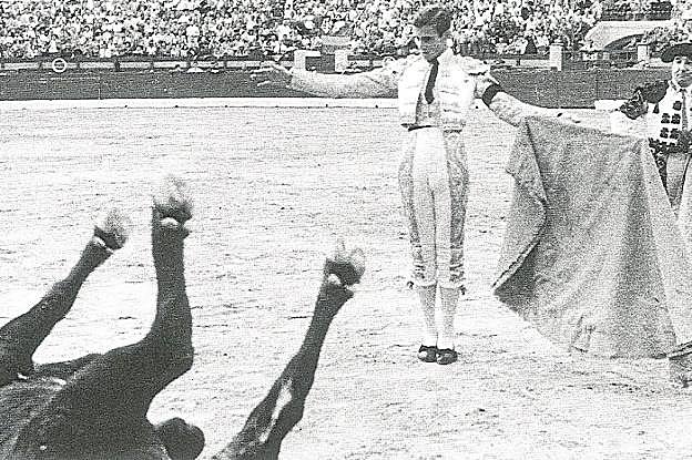 Manuel Cascales, tras acabar con la vida del toro de su alternativa, en 1954. 