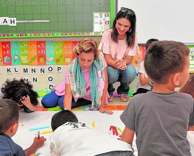 Adela Martínez-Cachá dibujando, ayer, con los alumnos de un aula del colegio San Cristóbal, ante la mirada de una profesora. 