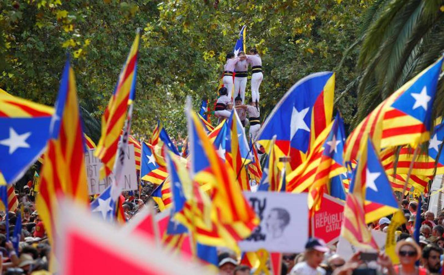 Esteladas, camisetas fluorescentes de color coral patrocinadas por la Asamblea Nacional Catalana (ANC) y lazos amarillos inundan las calles