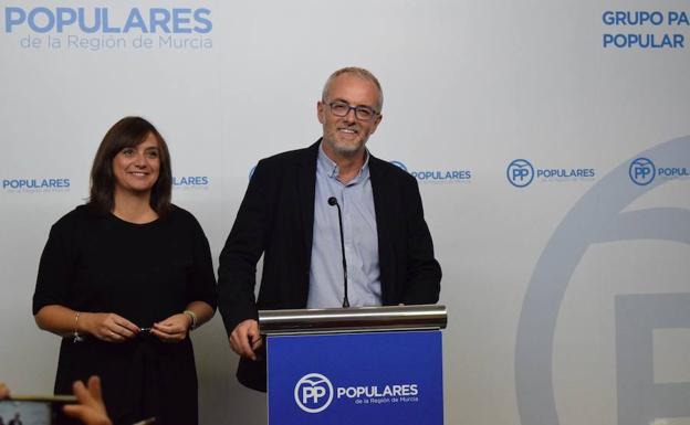 El diputado regional Domingo Segado y la portavoz del Grupo Parlamentario Popular, Isabel María Soler,