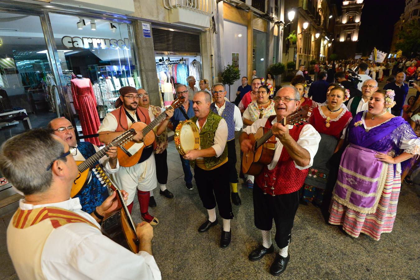 La Cuadrilla de Patiño y doce peñas huertanas protagonizaron este lunes por la noche un desfile por el casco antiguo, desde la plaza de Romea hasta la Catedral para concluir en el altar mayor, donde cantaron ante la Patrona la Ronda de Despedida.