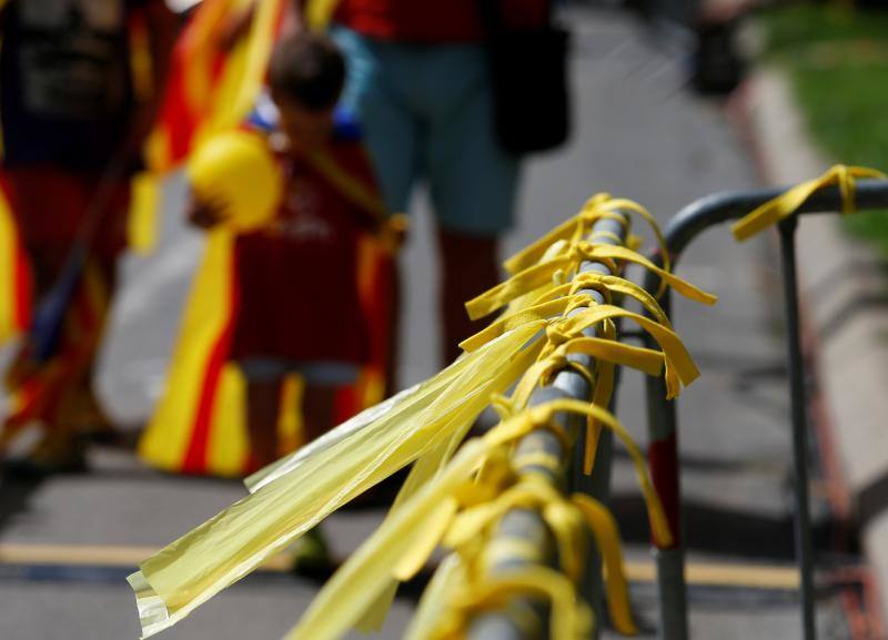 Esteladas, camisetas fluorescentes de color coral patrocinadas por la Asamblea Nacional Catalana (ANC) y lazos amarillos inundan las calles