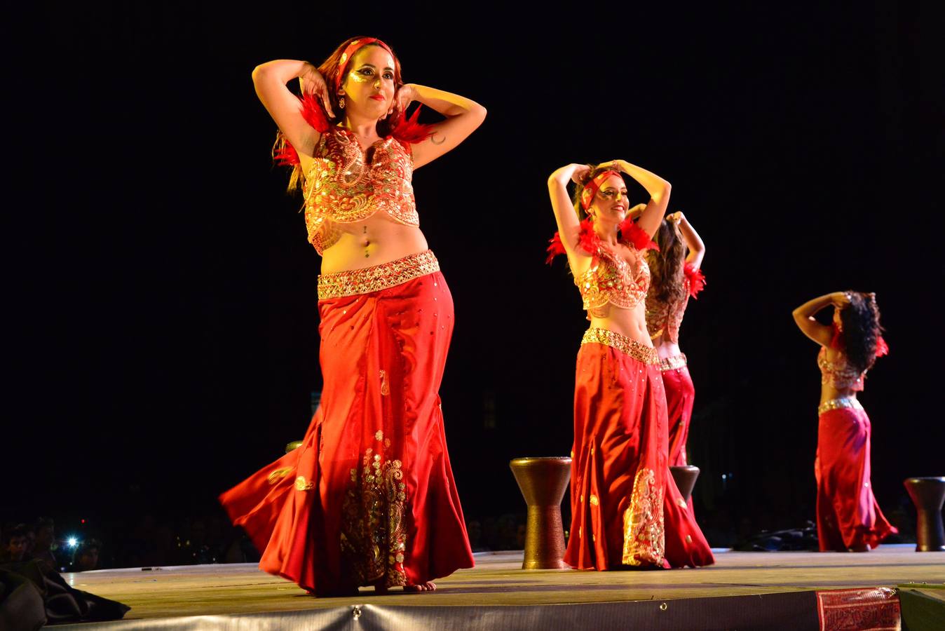 Moros y Cristianos disfrutaron este lunes de su última gran noche de fiesta tras la espléndida representación de la fundación de Murcia y el pasacalles donde conmemoraron la entrega de las llaves de la ciudad al Infante Alfonso de Castilla por parte del Rey Moro, Aben Hud