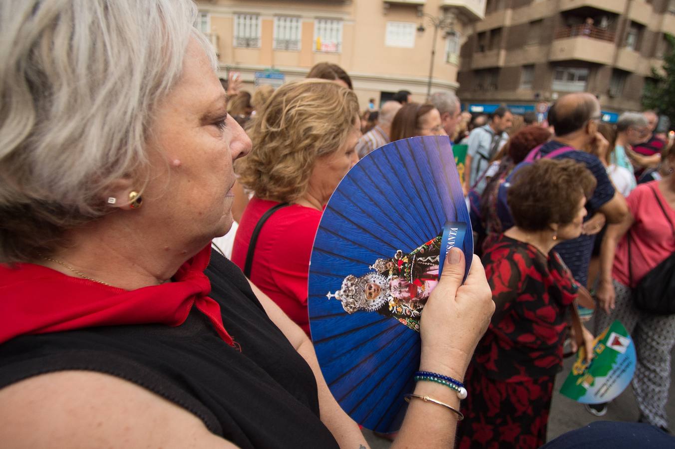 Miles de móviles captaron las imágenes de la romería, en la que no faltaron las flores, las velas, los sombreros, los churros y hasta un helicóptero. 