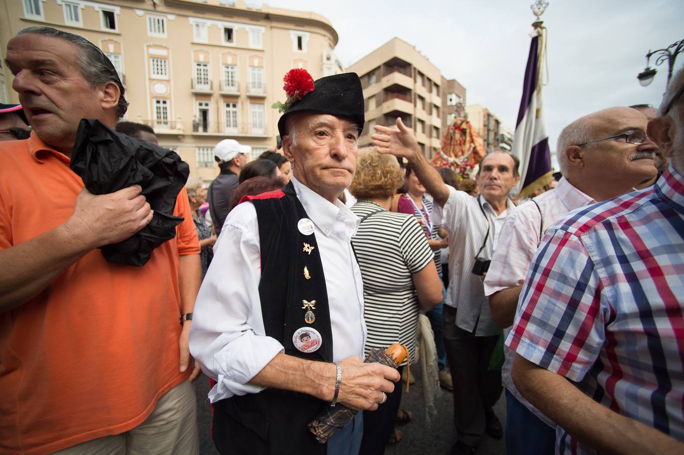 Miles de móviles captaron las imágenes de la romería, en la que no faltaron las flores, las velas, los sombreros, los churros y hasta un helicóptero. 