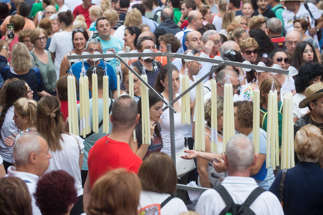 Miles de móviles captaron las imágenes de la romería, en la que no faltaron las flores, las velas, los sombreros, los churros y hasta un helicóptero. 