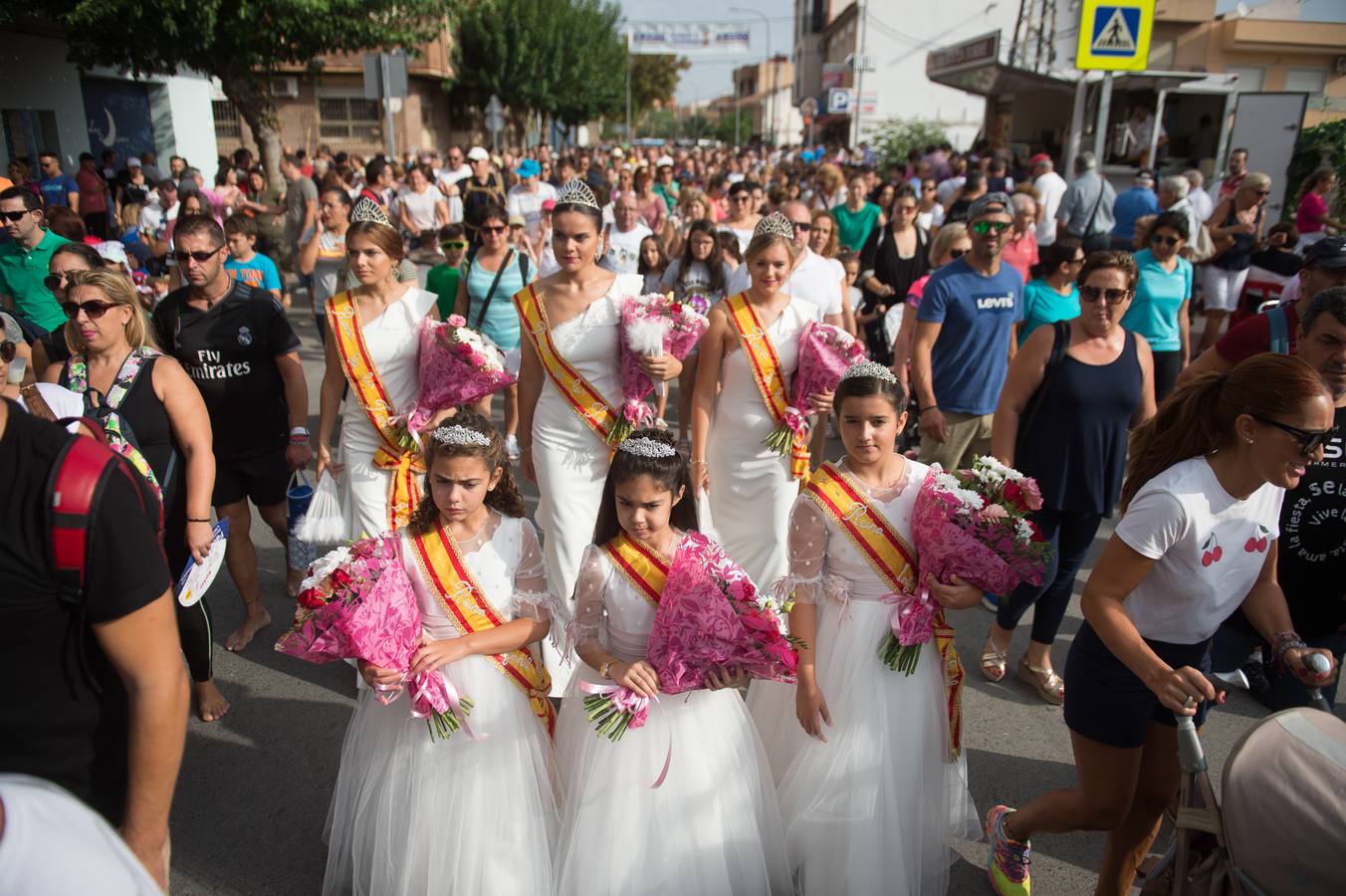 Miles de móviles captaron las imágenes de la romería, en la que no faltaron las flores, las velas, los sombreros, los churros y hasta un helicóptero. 