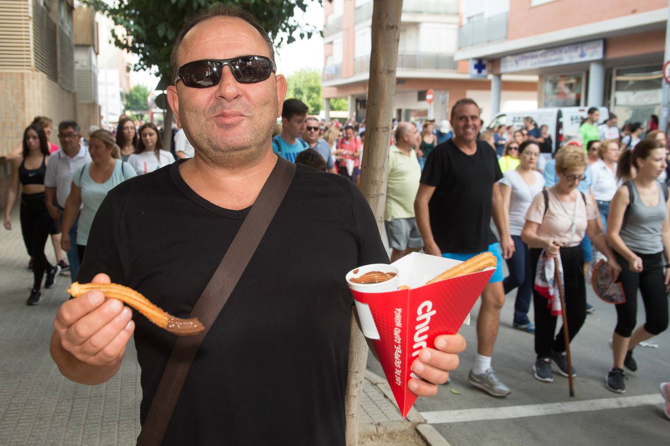 Miles de móviles captaron las imágenes de la romería, en la que no faltaron las flores, las velas, los sombreros, los churros y hasta un helicóptero. 