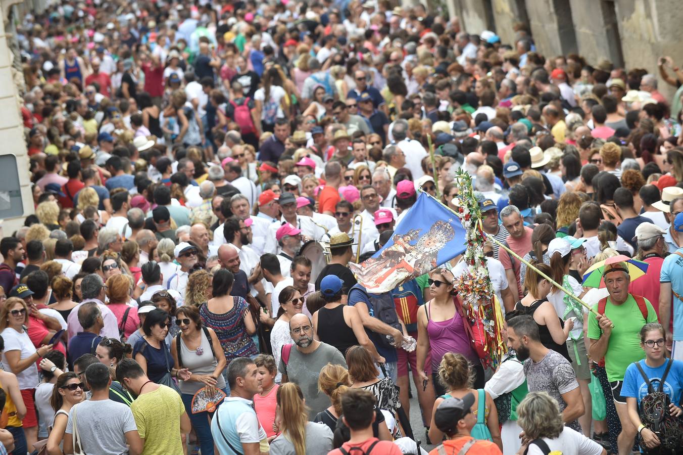 Miles de móviles captaron las imágenes de la romería, en la que no faltaron las flores, las velas, los sombreros, los churros y hasta un helicóptero. 