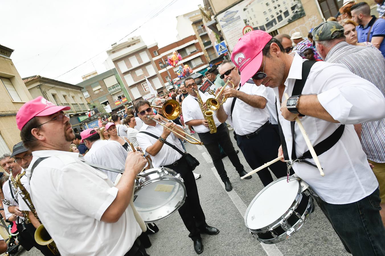 Miles de móviles captaron las imágenes de la romería, en la que no faltaron las flores, las velas, los sombreros, los churros y hasta un helicóptero. 